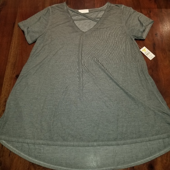 NEW Bobbie Brooks Grey Cross Tee - Picture 1 of 3